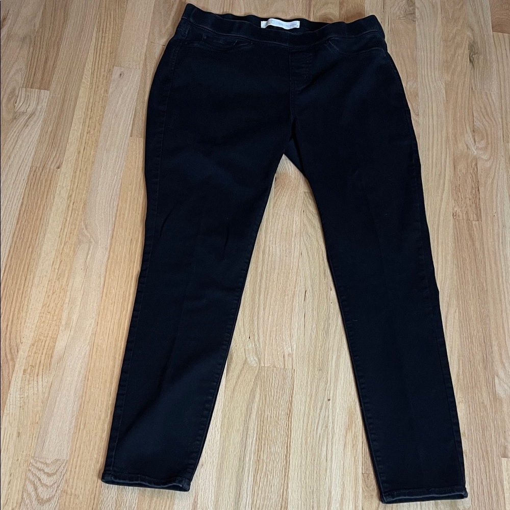 Levi Strauss Black Pull On Skinny Pants Totally Shaping Signature Gold.